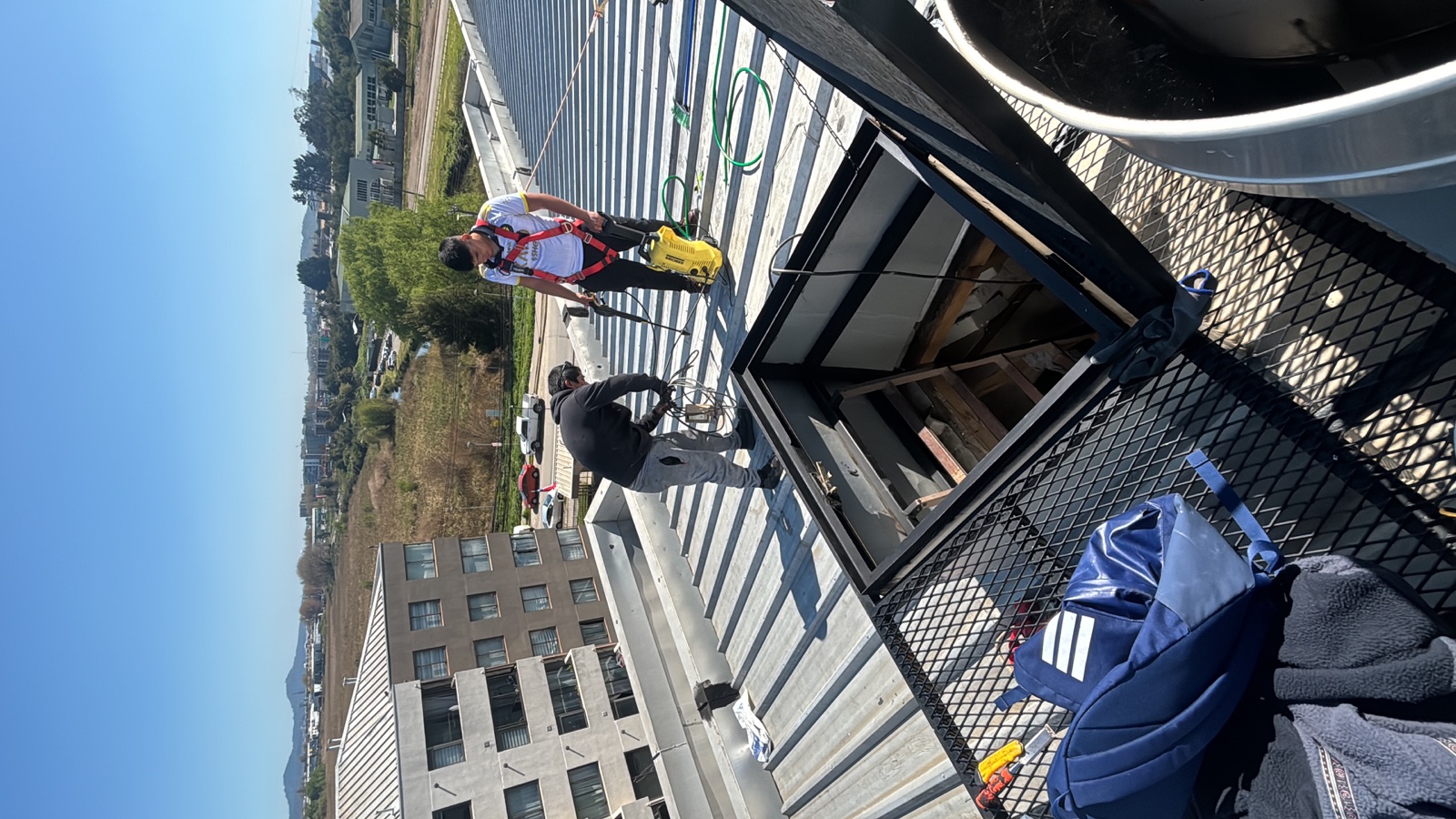 Equipo HECAL ejecutando un trabajo técnico en terreno