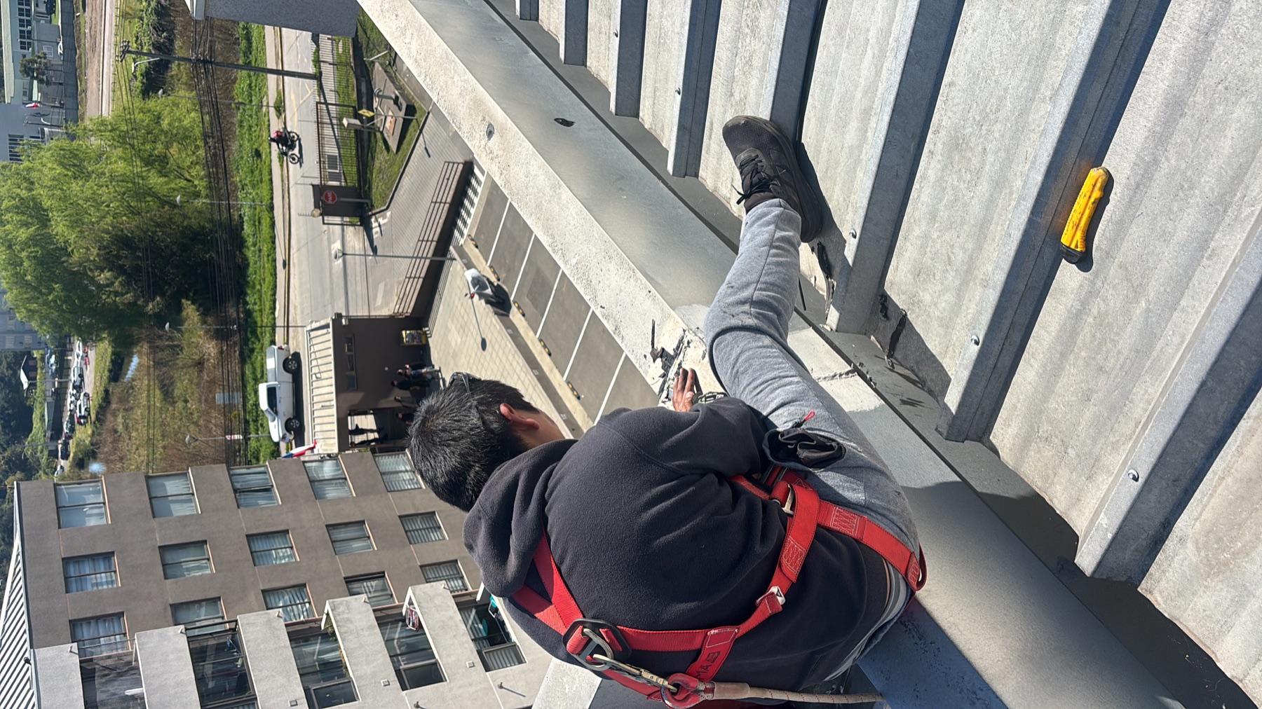 Técnico de HECAL trabajando en altura sobre un edificio